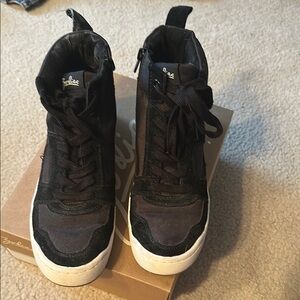 Zodiac Black and White Sneakers Sleek Low-Top Design